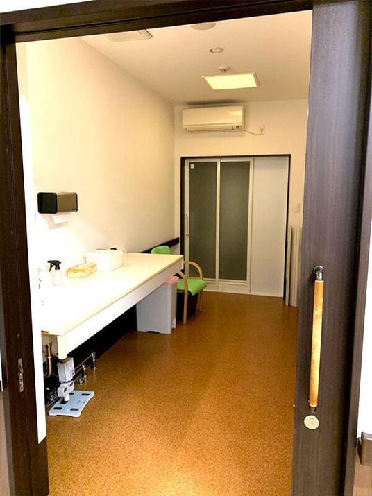 白壁の洗面台と扉
