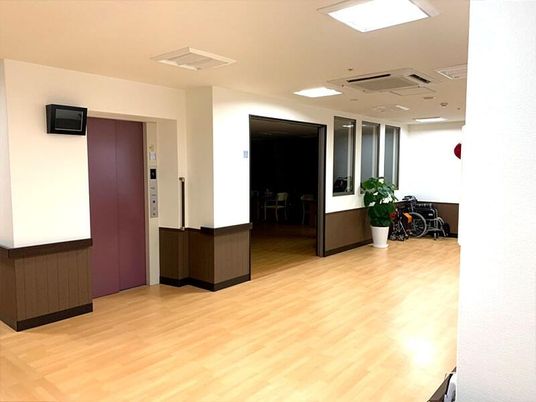 明るい廊下とエレベーター