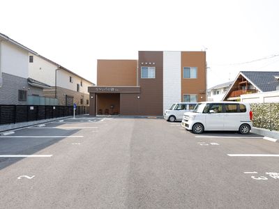 施設の正面外観