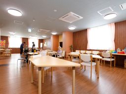 明るい食堂の様子
