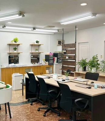 緑に囲まれた作業室