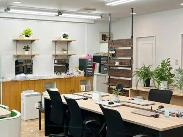 緑に囲まれた作業室 スタッフイメージ 植物に囲まれた明るい作業スペースです。快適な環境でチームワークが促進されます。