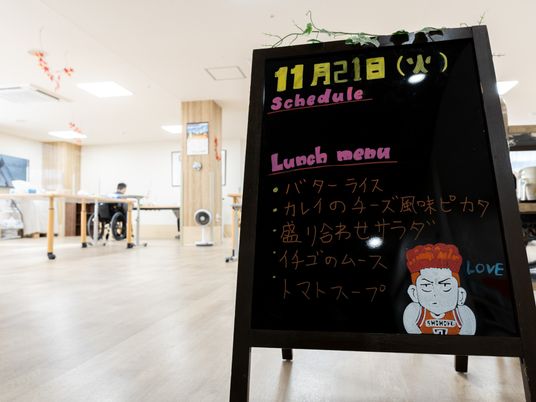 掲示板とスタッフイメージ