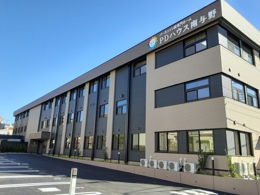 駐車場付きの広い建物