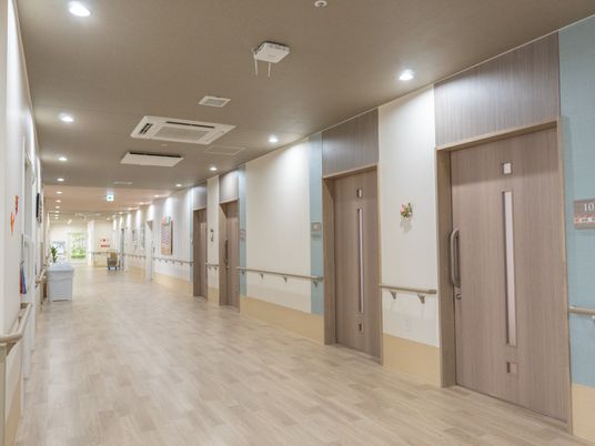 明るく清潔な廊下