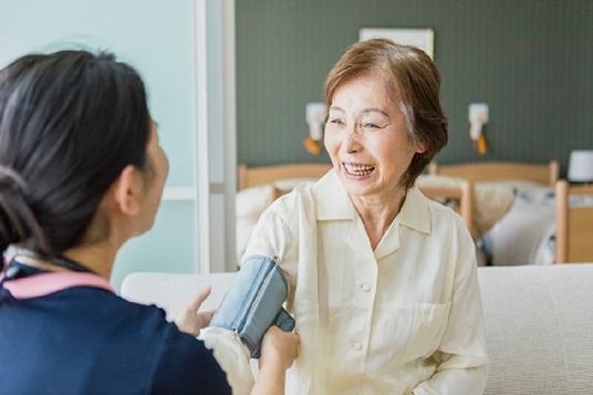 笑顔で血圧を測定