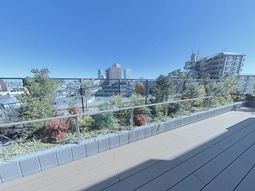 開放的な屋上テラス