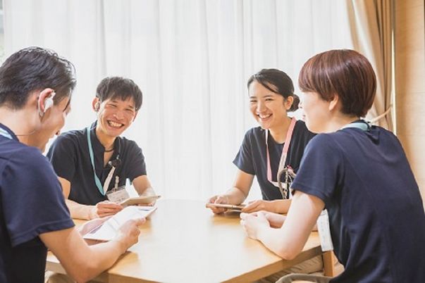 笑顔のスタッフ会話