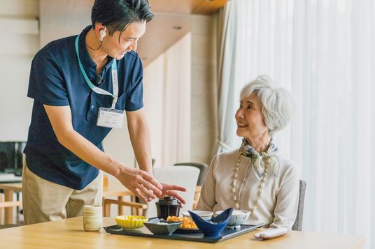 スタッフが食事介助をする様子