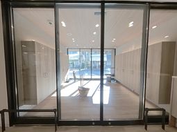 エントランスの明るい風景