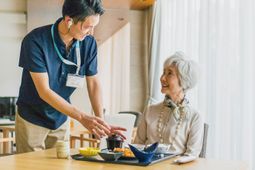 スタッフと利用者の居室での会話