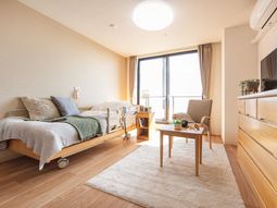 明るい居室の様子