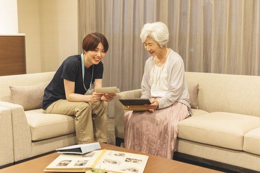 笑顔で対話する二人