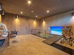 モダンな浴室とリフト