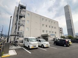 広々とした建物の外観