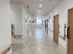 手すり付きの明るい廊下