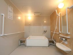 バリアフリーの明るい浴室