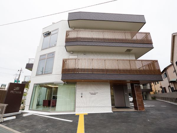 明るい印象の建物エントランス