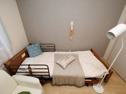 落ち着いた色合いの居室