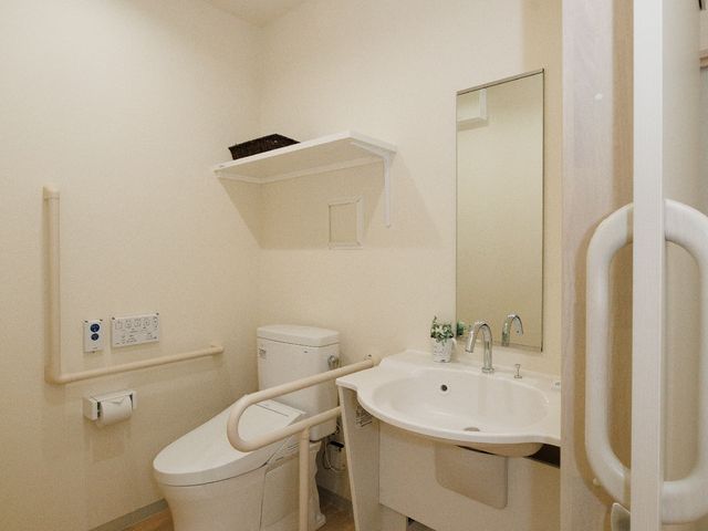 バリアフリー設計のトイレ トイレ 安全に配慮された設計のトイレは、手すりが整備されており、安心してお使いいただけます。明るく清潔感のある空間で、快適な環境が提供されています。