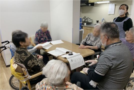 談笑する人々の居室