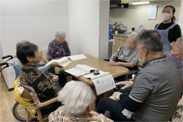 談笑する人々の居室