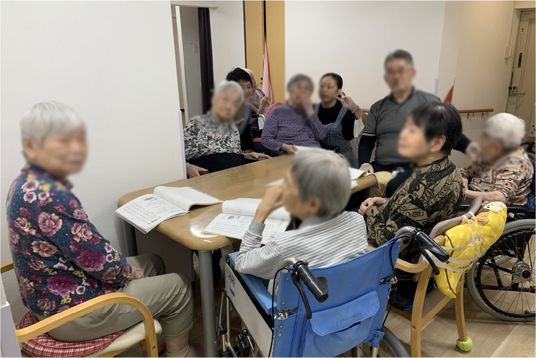 集まりの様子の部屋