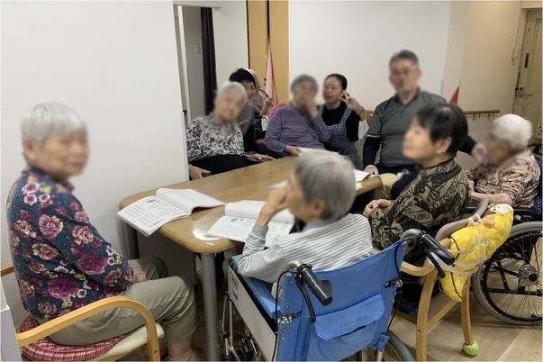 集まりの様子の部屋