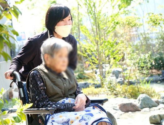 車椅子と緑あふれる庭