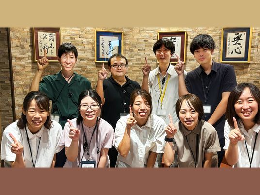 笑顔のスタッフ集合  