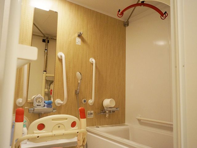 安全バーの付いた浴室 浴室   安全バーやシャワーチェアが備えられた使いやすい空間です。介助が必要な方も安心です。