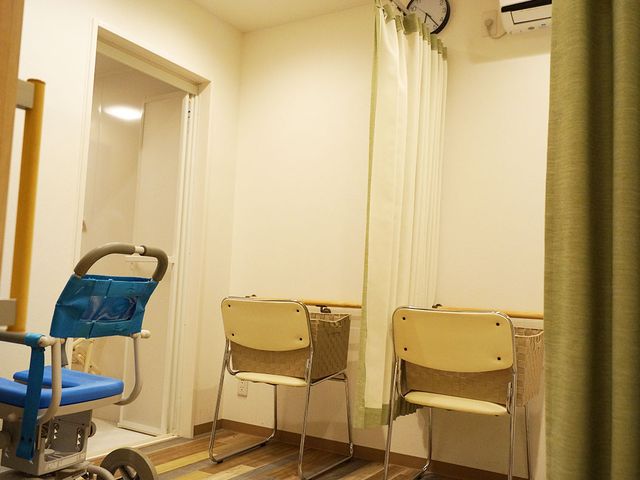 清潔感のある居室 居室 広々とした空間で、車椅子も快適に移動できます。落ち着いた色調が、安らぎの時間を提供します。