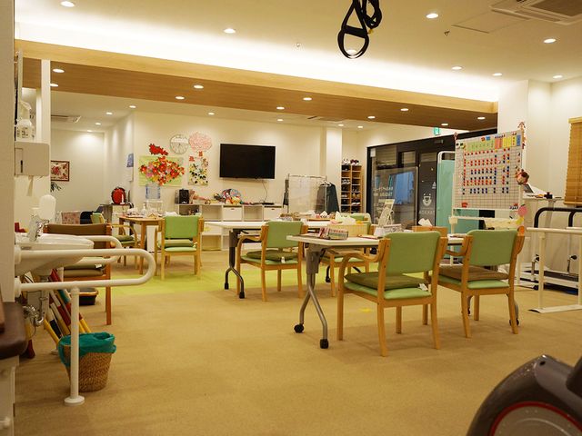 明るい共有スペース ラウンジ 広々とした明るい空間では、入居者がリラックスしながら趣味やゲームを楽しめます。