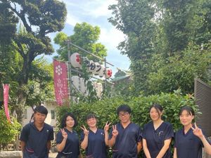 庭で並ぶスタッフ  
