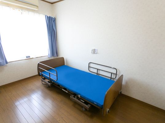 シンプルな居室のベッド