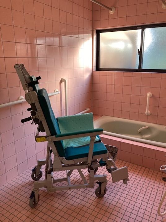介護用浴槽とリフト機器