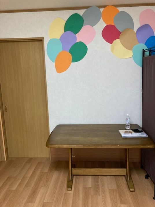 カラフルな壁の室内