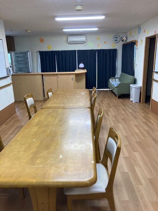木目調の食堂テーブル