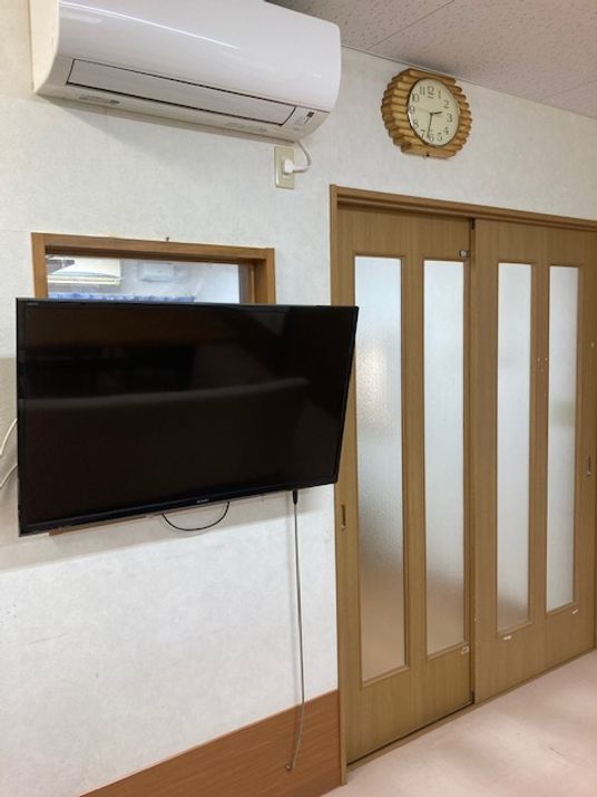 テレビと時計のある部屋