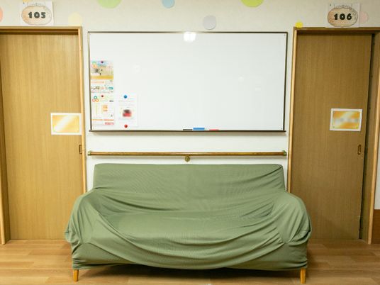 掲示板とソファのある廊下