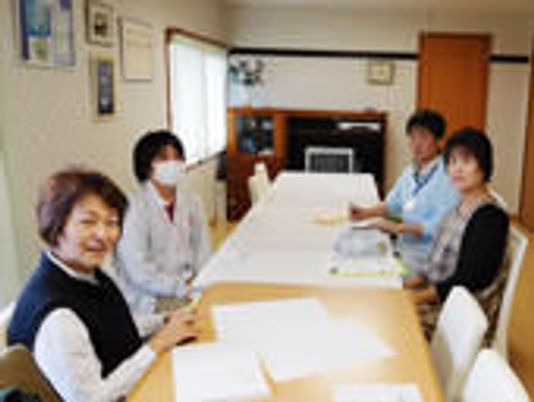 明るい会議室の様子
