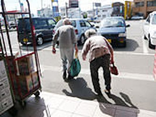 外出する高齢者二人