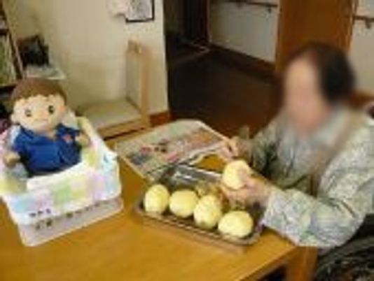 パンを調理する人の手元  