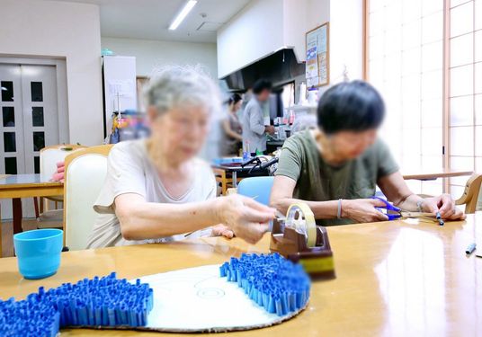 手作業をする人々の光景