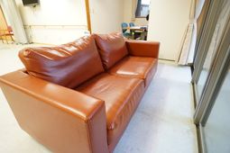 茶色い革のソファー