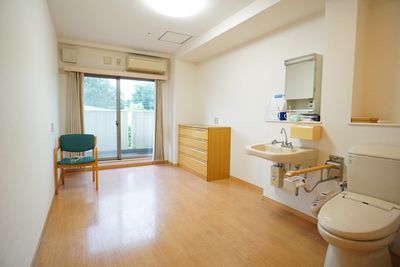 明るい個室の居室