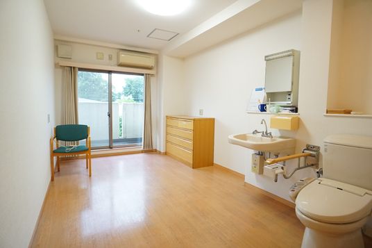 明るい個室の居室