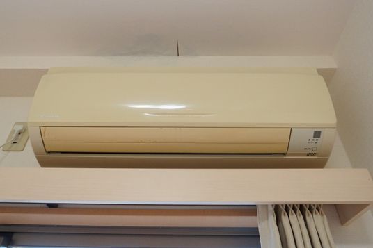 壁に取り付けられたエアコン
