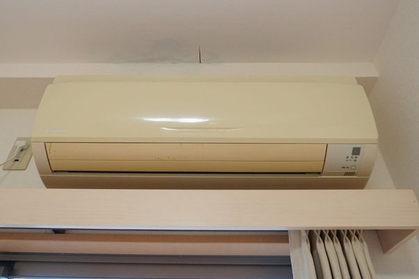 壁に取り付けられたエアコン
