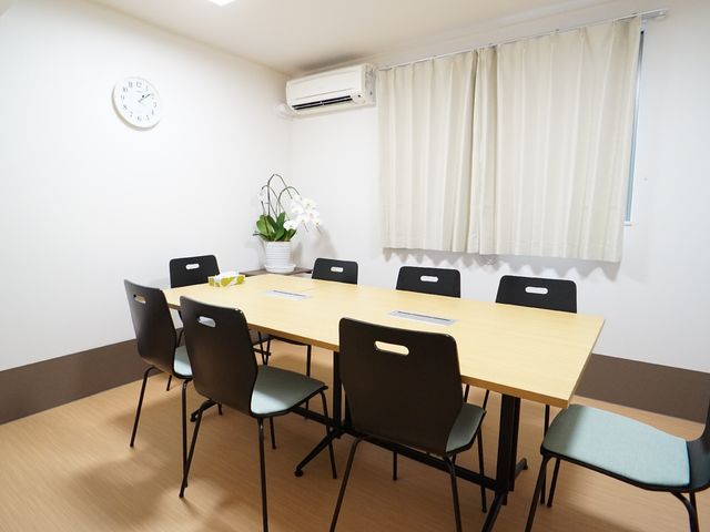 明るい会議室 談話室 ゆったりとした会議室は、静かな雰囲気で討論や学びが深まる空間です。清潔感があり、集中してお仕事ができる環境が整っています。